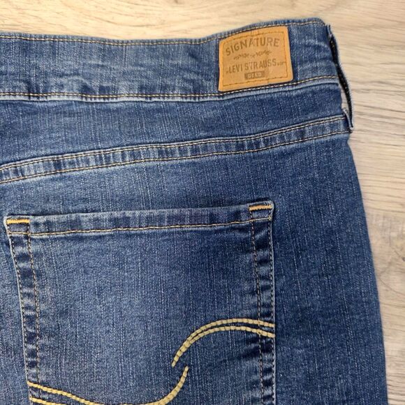 Signature by Levi Strauss Mid-Rise Boyfriend Rolled Hem Crop Jean Size 22 - Picture 8 of 8
